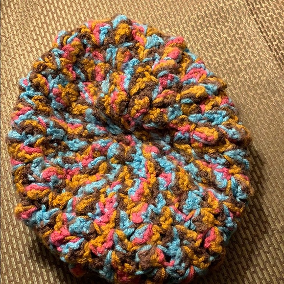 Hand knitted hat (1) - Picture 3 of 4